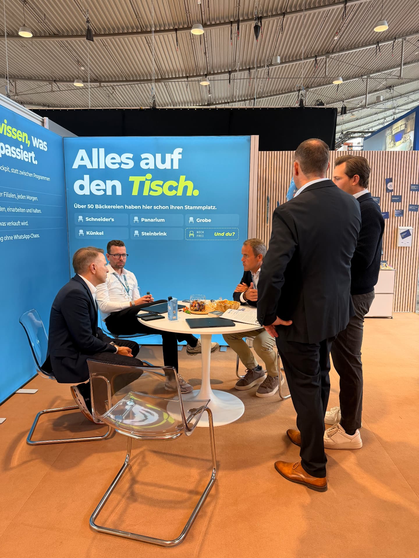 Gespräche mit Besucherinnen und Besuchern am Tisch des databites-Stands auf der südback 2026.