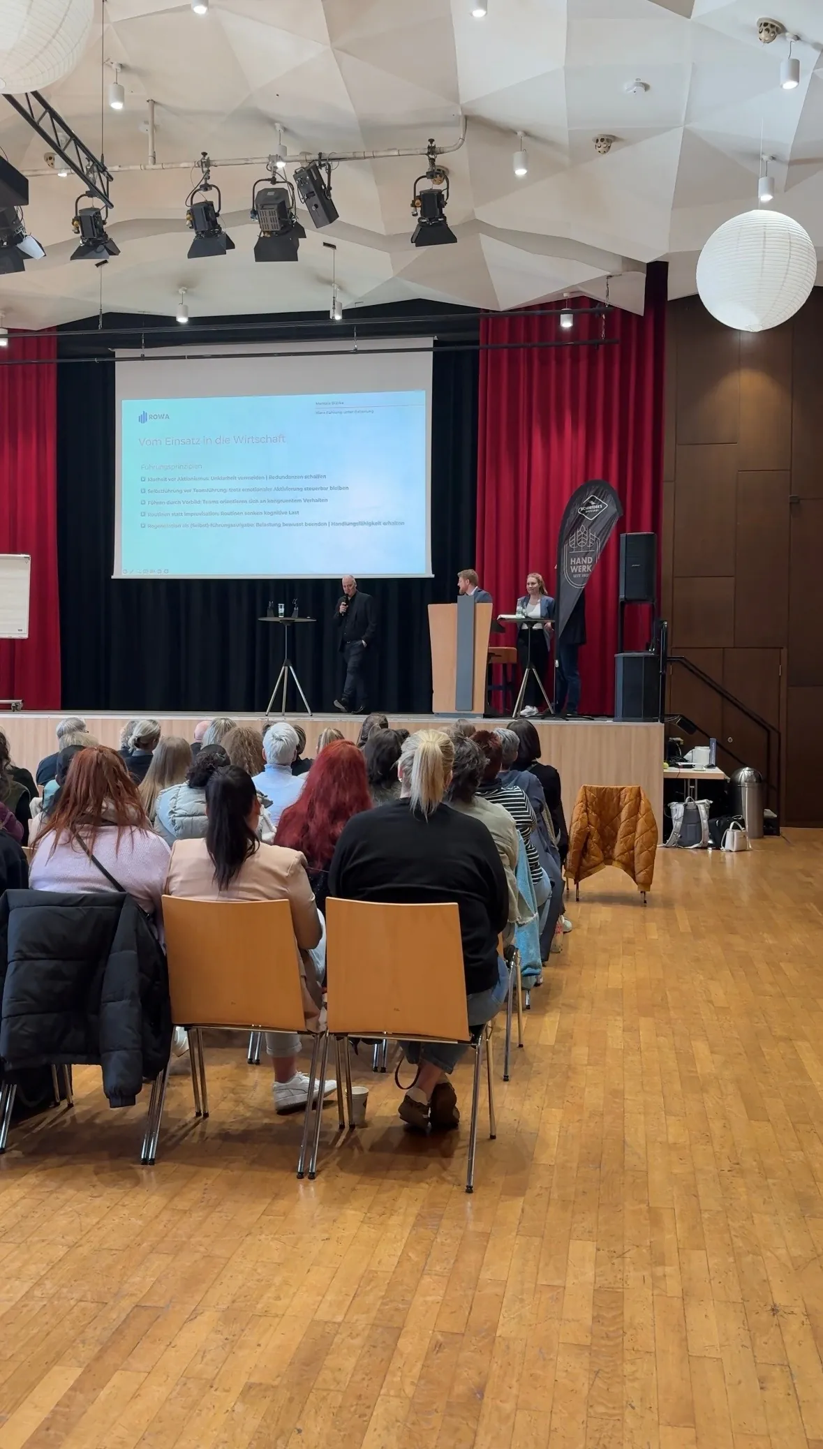 Vortrag vor vollem Saal