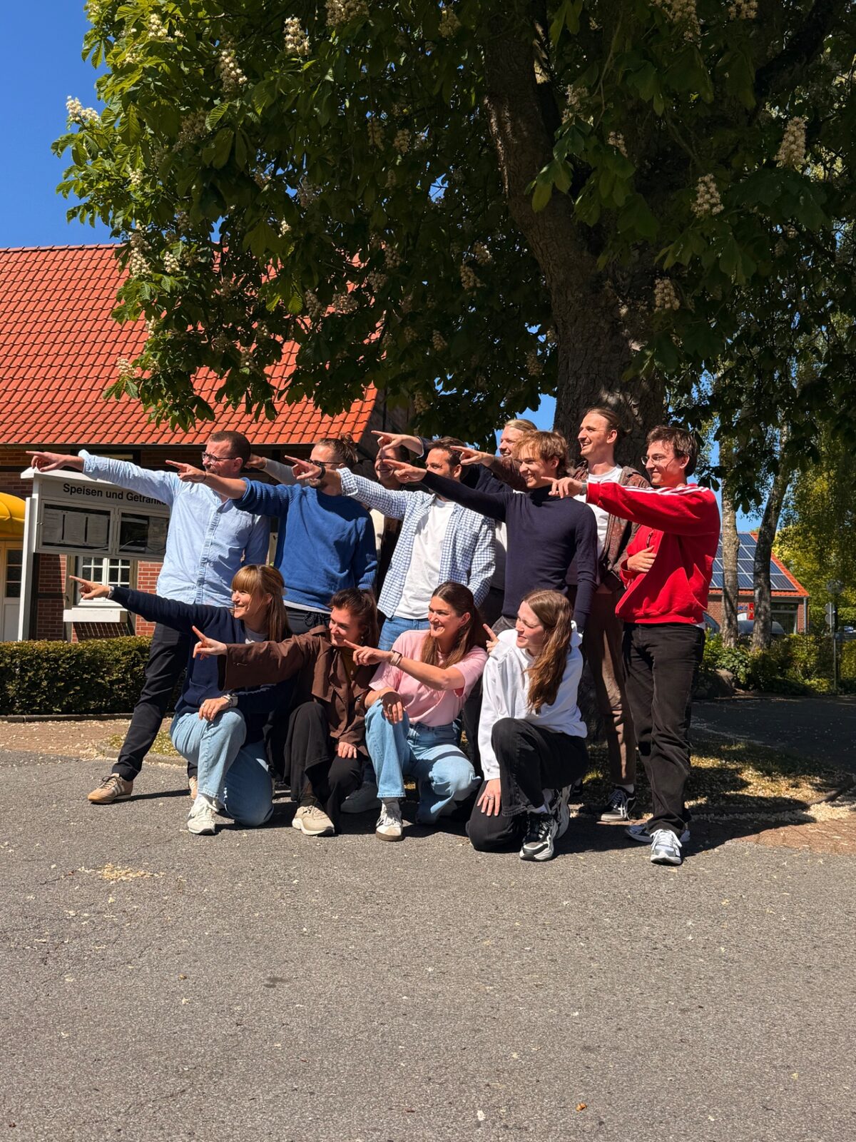 Das databites-Team aus Lüdinghausen zeigt gemeinsam in eine Richtung – vor dem Büro im Münsterland